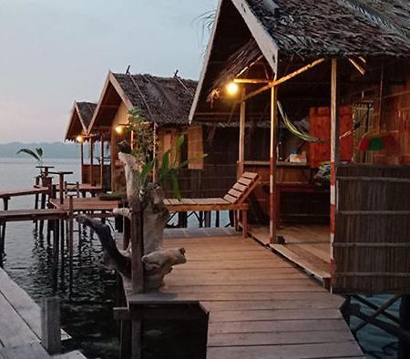 Mawar Homestay Besir エクステリア 写真