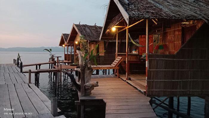 Mawar Homestay Besir エクステリア 写真