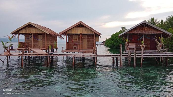 Mawar Homestay Besir エクステリア 写真